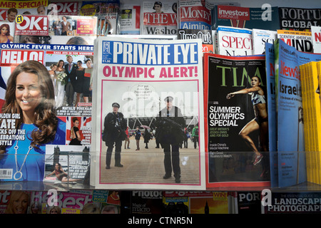 Das Cover der Privatdetektiv Magazin Juli August-Ausgabe mit 2012 London Olympic Alert headline W H Smith Zeitungsladen London Stockfoto