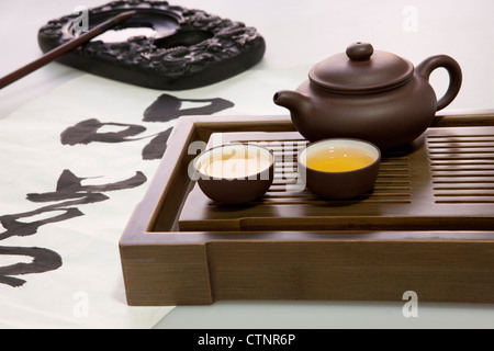 Tee-Set und chinesische Kalligraphie Stockfoto