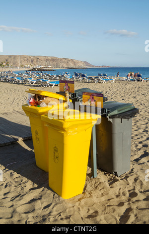 Recycling-Behälter am Strand von Los Cristianos auf Teneriffa, Kanarische Inseln, Spanien Stockfoto