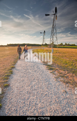 Zwei junge Frauen gehen durch La Gloriette Park in der Stadt Tours, Frankreich. Stockfoto