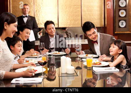 Familie mit Abendessen in einem luxuriösen Speisesaal Stockfoto