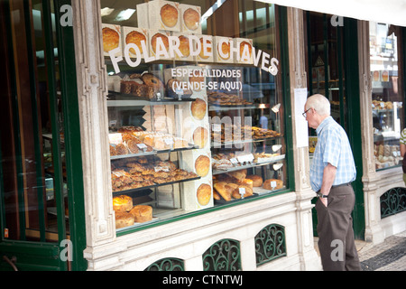 Mann man Patisserie Fenster auf Rua Aurea in Lissabon Portugal Stockfoto
