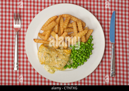 Die freche Fisch Co. Davidstow Cheddar und Schnittlauch Sauce auf geräucherter Schellfisch, Chips und Erbsen Stockfoto