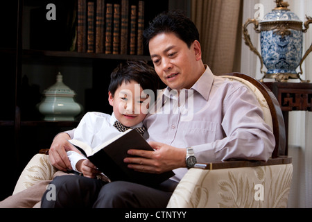 Opa und Enkel lesen buchen in Studie Stockfoto