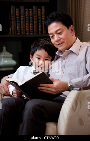 Opa und Enkel lesen buchen in Studie Stockfoto