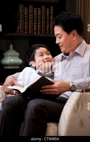 Opa und Enkel lesen buchen in Studie Stockfoto