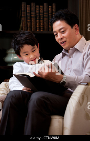 Opa und Enkel lesen buchen in Studie Stockfoto