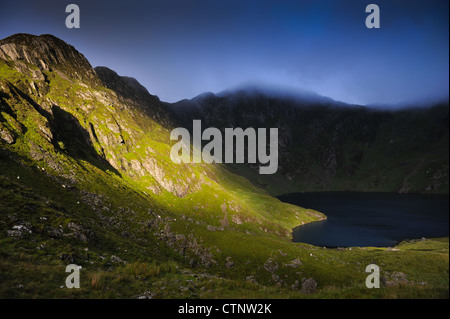 Am frühen Morgensonne mit Blick auf Craig Cau und Llyn Cau. Entnommen aus dem Minffordd Weg, Cadair Idris, Snowdonia. Stockfoto