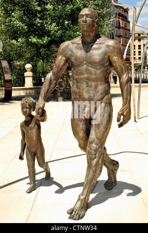 Spanien, Burgos: Bronze Statuen "Man mit jungen" in der Paseo De La Atapuerca vor dem Museum der menschlichen Evolution Stockfoto