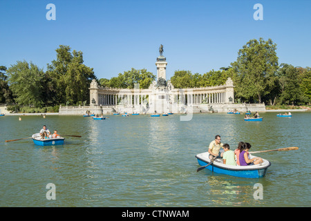 See im Retiro Park in Madrid, Spanien. Denkmal für König Alfons X11 mit Blick auf See Stockfoto