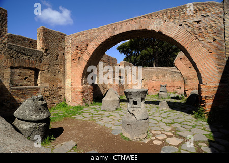 Italien, Rom, Ostia Antica, alte römische Bäckerei Stockfoto