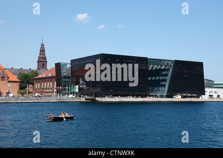 Der schwarze Diamant, Den Sorte Diamant, an der Waterfront in Kopenhagen, Dänemark. Das Gebäude ist das Gehäuse der königlichen Bibliothek und ist ein Kulturzentrum Stockfoto