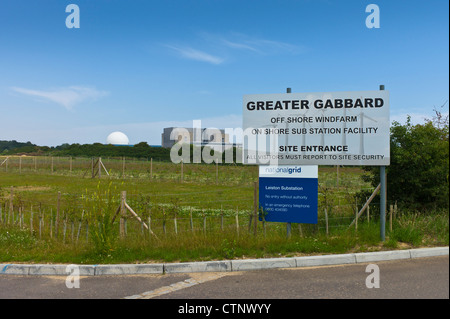 Eingang zum Greater Gabbard am Ufer Anlage für Offshore-Windpark mit Kernkraftwerk Sizewell in der Ferne Stockfoto