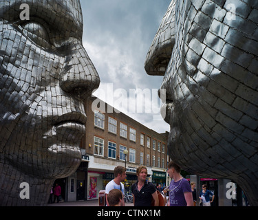 Rick Kirbys in Auftrag gegebenen Skulptur two Faces Silber Silver Street, Bedford Stockfoto