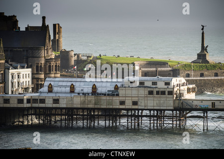 Das Pier, Burg und Krieg Memorial, Gesamtansicht der walisischen Küstenort Aberystwyth Ceredigion Wales UK Stockfoto