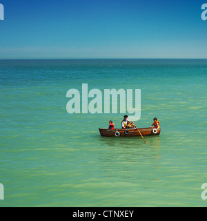 Kinder und ältere Menschen in einem Ruderboot namens Happy Days. Stockfoto