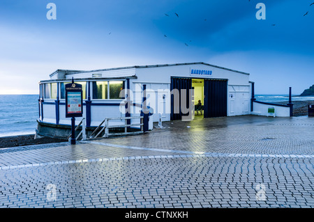 Der Musikpavillon auf Aberystwyth Promenade, kalten nassen Regenwetter, Juli Sommer Abend 2012 Stockfoto