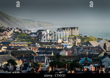 Ein allgemeiner Überblick über Gebäude Häuser und Wohnungen in die Walisische Cardigan Bay Küste Meer Stadt von Aberystwyth Ceredigion Wales UK Stockfoto