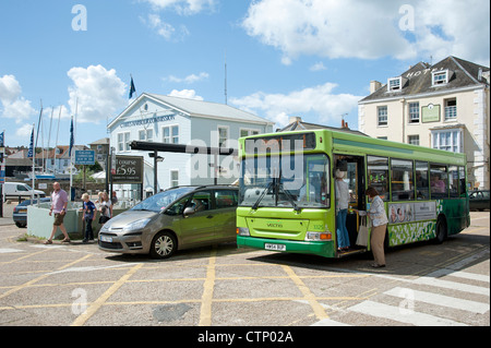 Passagiere kommen & Abfahrt Bus-Endstation in West Cowes Isle Of Wight England UK Stockfoto