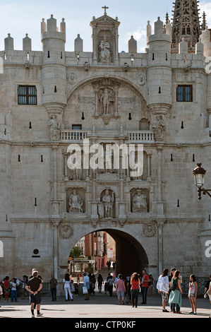 Arco de Santa María emblematisches Monument der Stadt Burgos. Einer der zwölf Toren der mittelalterlichen Mauer, Castilla y León, Spanien. Stockfoto