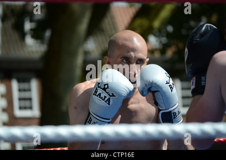 Vorderansicht Thai Boxer im Spiel Boxhandschuhe balanciert auf Gesicht Stockfoto