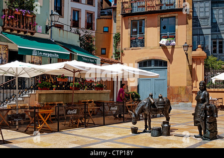 Städtische Skulptur, bekannt unter dem Namen La Lechera in Trascorrales Square entfernt, in der Stadt von Oviedo, Asturien, Spanien, Europa Stockfoto