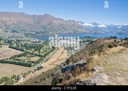 Beeindruckenden Panoramablick auf Wanaka, den See und die fernen Berge vom nahe gelegenen Gipfel des Mount Eisen. Stockfoto