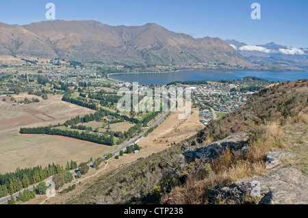 Beeindruckenden Panoramablick auf Wanaka, den See und die fernen Berge vom nahe gelegenen Gipfel des Mount Eisen. Stockfoto