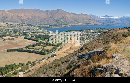 Beeindruckenden Panoramablick auf Wanaka, den See und die fernen Berge vom nahe gelegenen Gipfel des Mount Eisen. Stockfoto