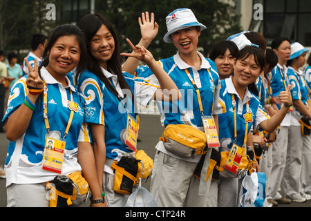 Olympischen freiwilligen Wave, die Touristen während der Olympischen Sommerspiele 2008, am 24. August 2008 in Peking, China. Stockfoto