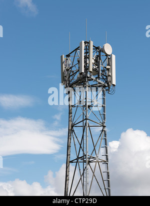 Kommunikation WLAN-Turm mit Telefon-Gericht Stockfoto