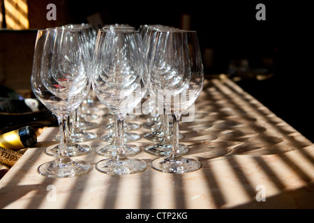 Licht durch das Fenster auf Weingläsern, in einer Weinhandlung in Paris, Frankreich shinning Stockfoto