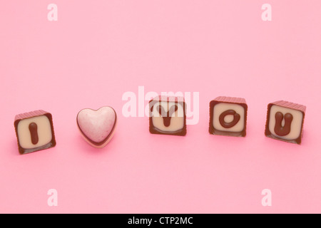 Das Wort geschrieben "Ich liebe dich" in Milchschokolade Buchstaben - Studio gedreht Stockfoto