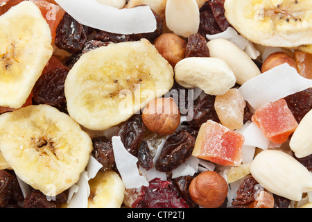 Mischung aus Nüssen und getrockneten Obststücken gesunder Hochenergie-Snack für Wanderer aus nächster Nähe Stockfoto