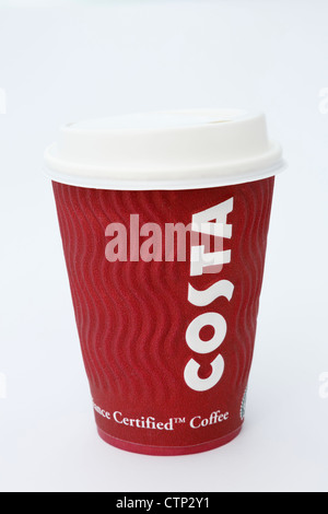 Costa Kaffee in einem einzigen Einmalgebrauch, gehen - weg Papier Tasse Tasse mit Kunststoff Getränk - durch Deckel auf einem weißen Hintergrund. England Großbritannien Stockfoto