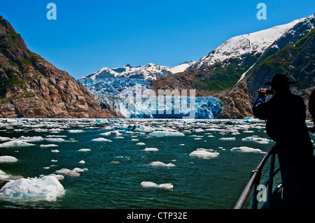 Park Service Ranger Gläser beugen Tour Boot Sommer Eisbergen schweben vor South Sawyer Gletscher in Tracy Arm Tracy Arm-Furten Stockfoto