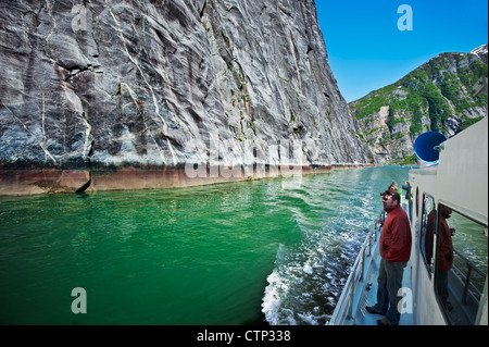 Besucher sehen steilen Granitwänden von einem Fjord im Tracy Arm, Tracy Arm-Fords Terror Wildnis in Southeast Alaska, Sommer Stockfoto