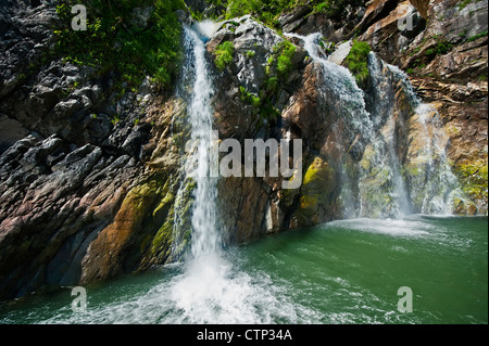 Herrliche Sicht auf die Wasserfälle von einem Fjord in der Tracy Arm-Fords Terror Wildnis in Southeast Alaska, Sommer Stockfoto