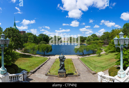 Blick über Wade Lagoon in Richtung Cleveland Museum of Art, University Circle Bezirk, Ohio, USA Stockfoto