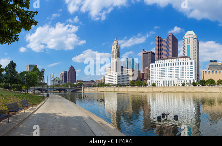 Blick auf die Skyline der Innenstadt aus über den Scioto River, Columbus, Ohio, USA Stockfoto