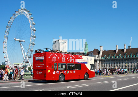 Ein Tour-Bus Reisen über Westminster Bridge und etwa übergeben vor The London Eye, London Stockfoto