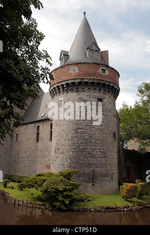 Das Solre-Sur-Sambre-Schloss (Festung) mit Wassergraben in Erquelinnes, Belgien. Stockfoto