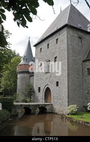 Das Solre-Sur-Sambre-Schloss (Festung) mit Wassergraben in Erquelinnes, Belgien. Stockfoto