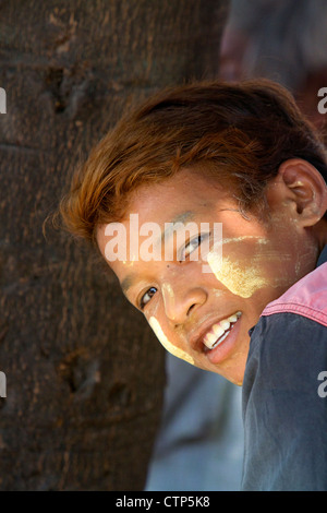 Porträt eines burmesischen Jungen tragen Thanaka auf seinen Wangen in Yangon (Rangoon), Myanmar (Burma). Stockfoto