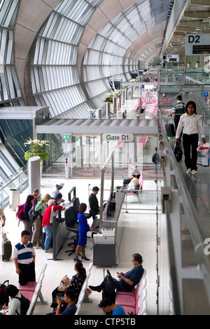 Abflug-Gate und Wartebereich am Suvarnabhumi Flughafen oder der New Bangkok International Airport in Bangkok, Thailand. Stockfoto