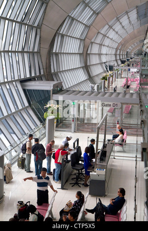 Abflug-Gate und Wartebereich am Suvarnabhumi Flughafen oder der New Bangkok International Airport in Bangkok, Thailand. Stockfoto