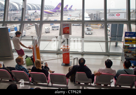 Abflug-Gate und Wartebereich am Suvarnabhumi Flughafen oder der New Bangkok International Airport in Bangkok, Thailand. Stockfoto