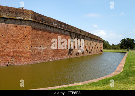 Fort Pulaski Nationalmonument auf Cockspur Insel im Fluss Savannah, Georgia, USA. Löcher wurden von Union Canon gemacht. Stockfoto