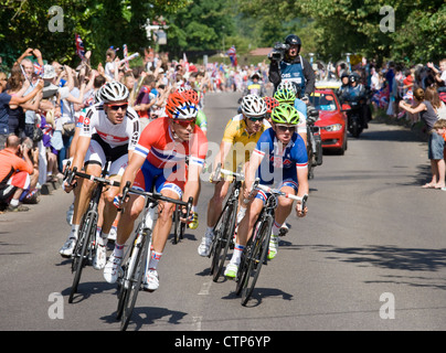 Olympiade 2012 in London, Radfahren, Straßenlauf Männer. Die Spitzengruppe an Ripley, Surrey. Stockfoto