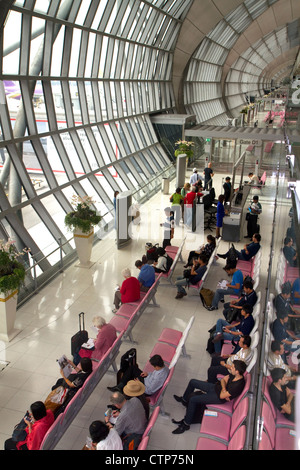 Abflug-Gate und Wartebereich am Suvarnabhumi Flughafen oder der New Bangkok International Airport in Bangkok, Thailand. Stockfoto